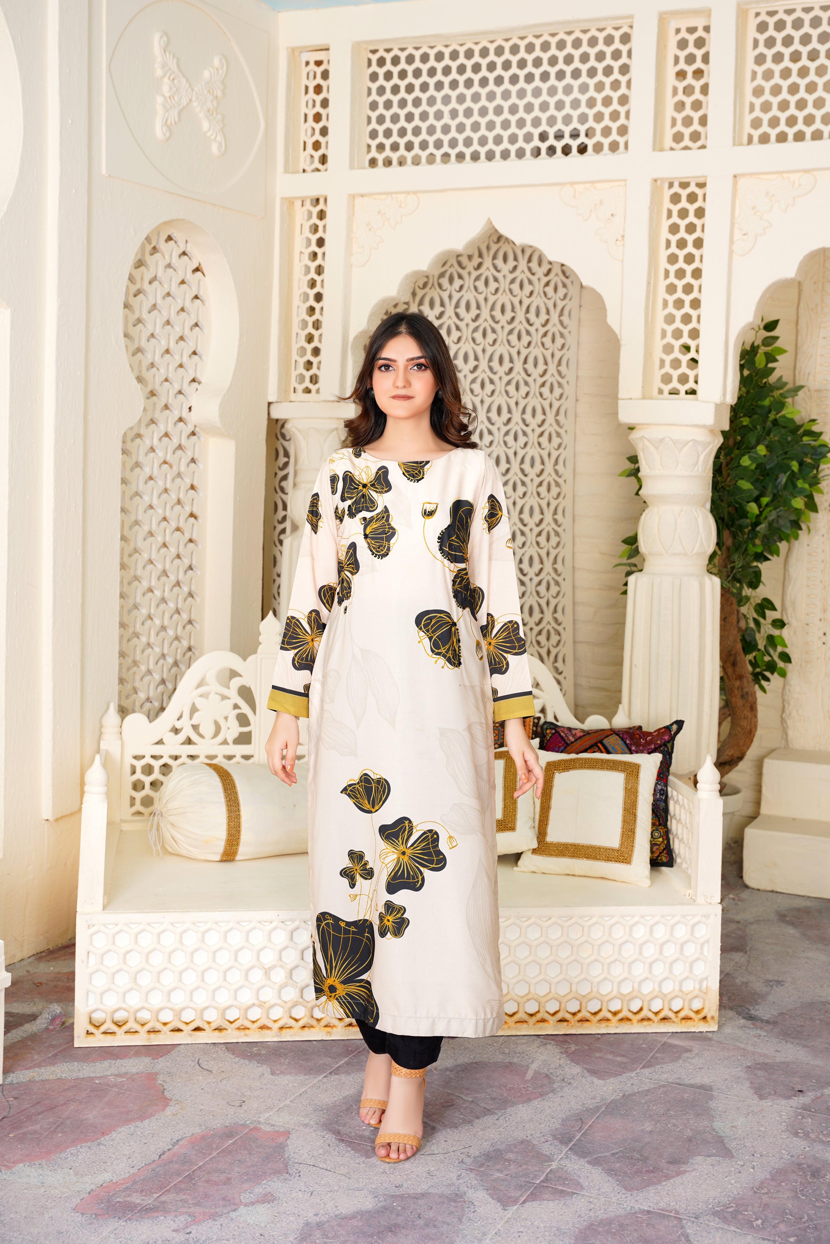 Elegant White Embroidered Dress – Traditional Pakistani Design
