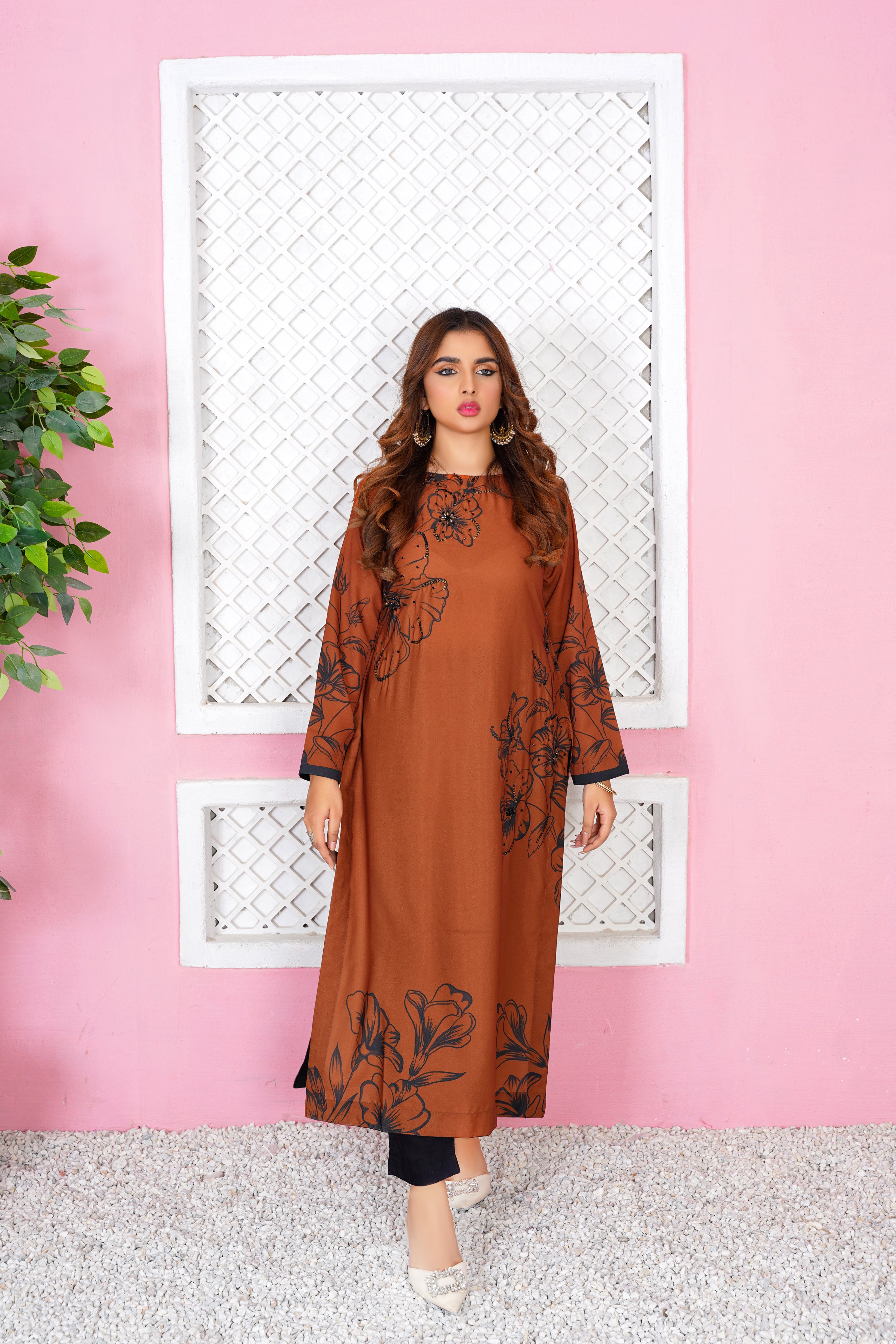 Elegant Embroidered Kurti – Long Shirt Design for Girls in Pakistan Elegant Embroidered Kurti – Long Shirt Design for Girls in Pakistan